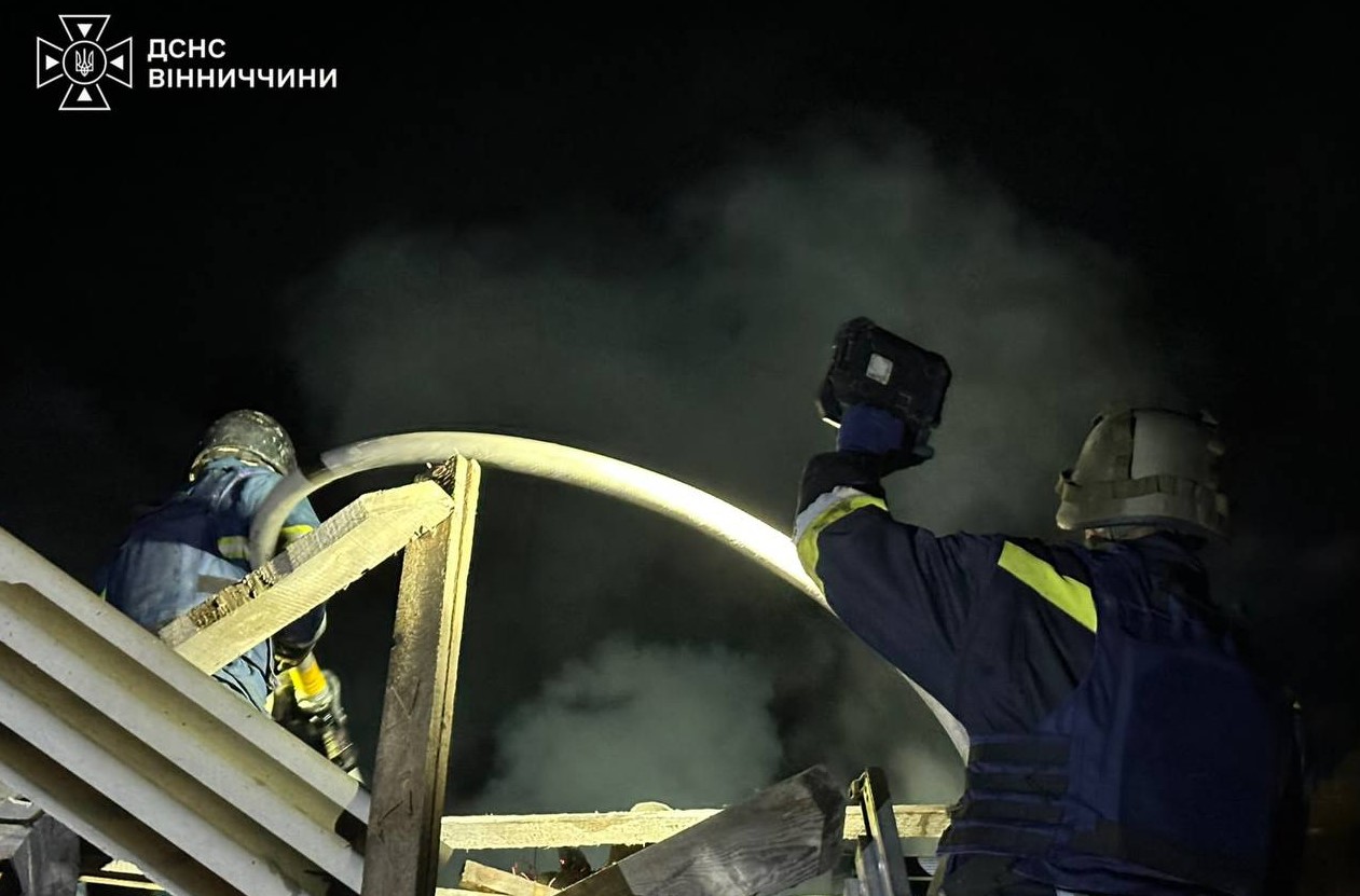 Нічна атака на Вінниччину: ворожі дрони пошкодили інфраструктуру, у місті частковий блекаут Нічна атака на Вінниччину: ворожі дрони пошкодили інфраструктуру, у місті частковий блекаут
